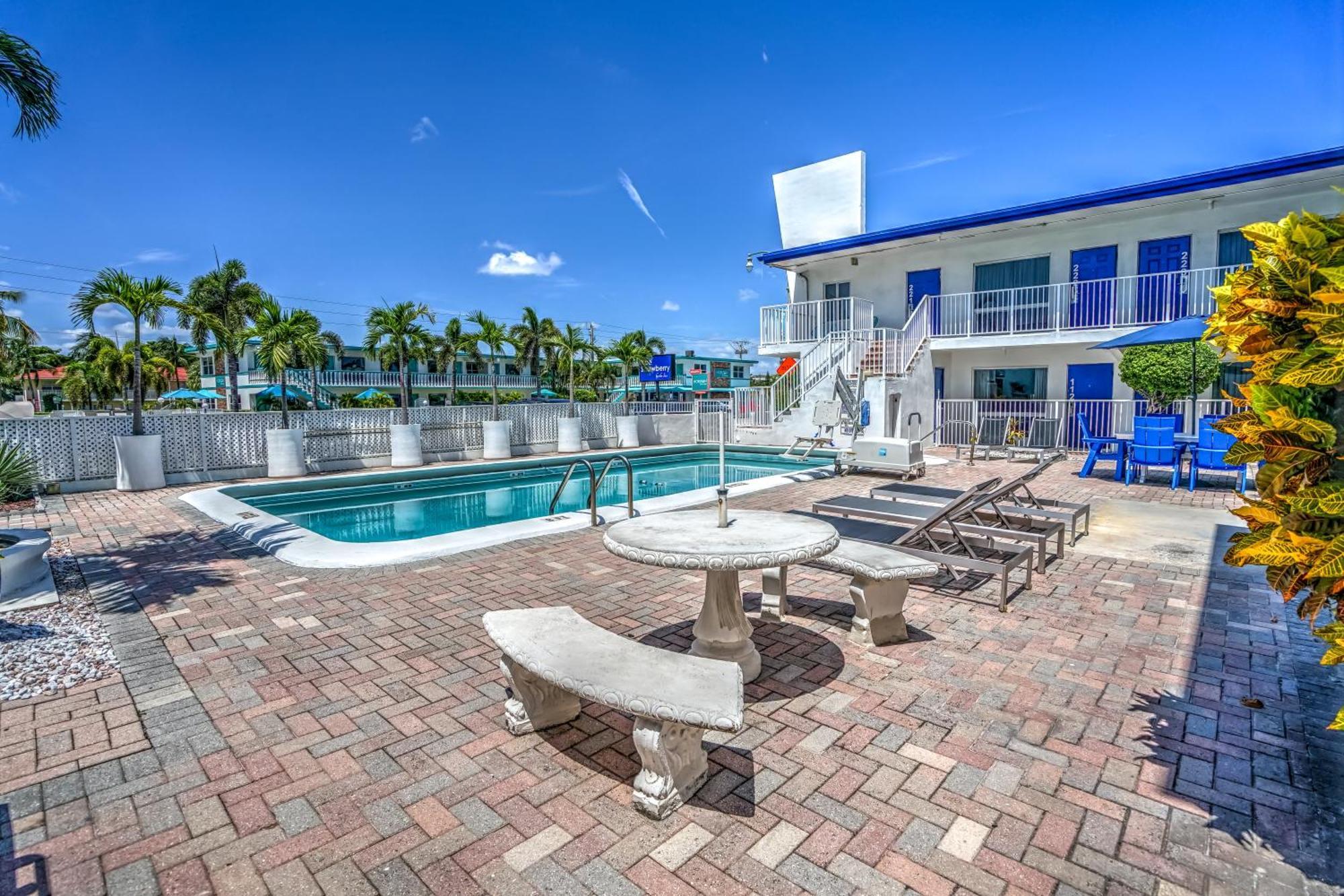 Blue Strawberry By The Sea Hotell Lauderdale-by-the-Sea Eksteriør bilde
